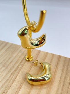 Argolla geometrica con brinco tipo globo oro