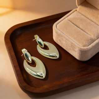 Pendiente geometrico oval Stiletto dorado