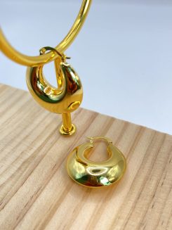 Arracada asimétrica bolso globo oro