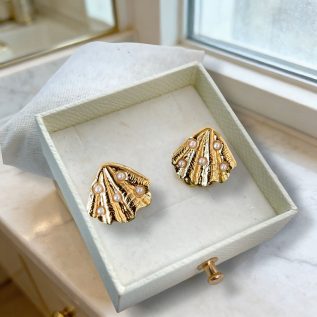 Pendientes tipo concha con acabado dorado y perlas incrustadas